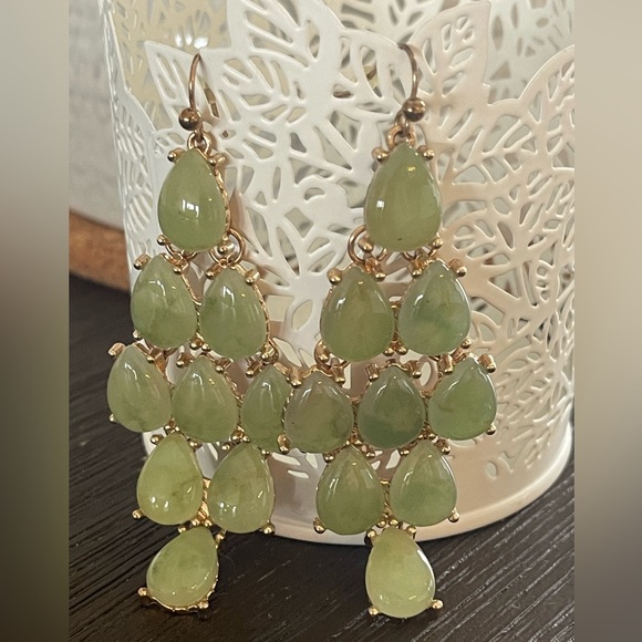 2 pairs of earrings both with green and gold tones - Picture 2 of 4